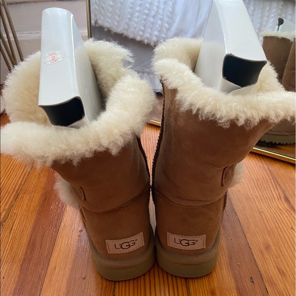UGG Bailey Button II tan - Picture 3 of 12